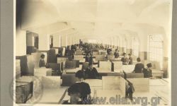 Τμήμα της αίθουσας διαλογής χαρτιού. 1933. © Φωτογραφικό Αρχείο Ε.Λ.Ι.Α.
